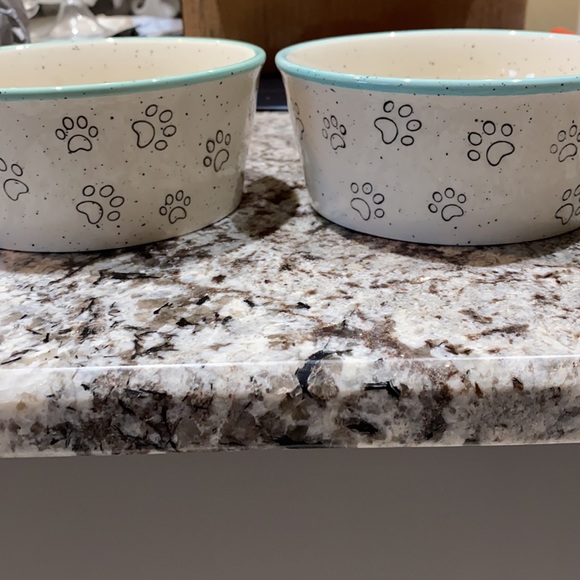 2 dog bowls - Picture 2 of 3